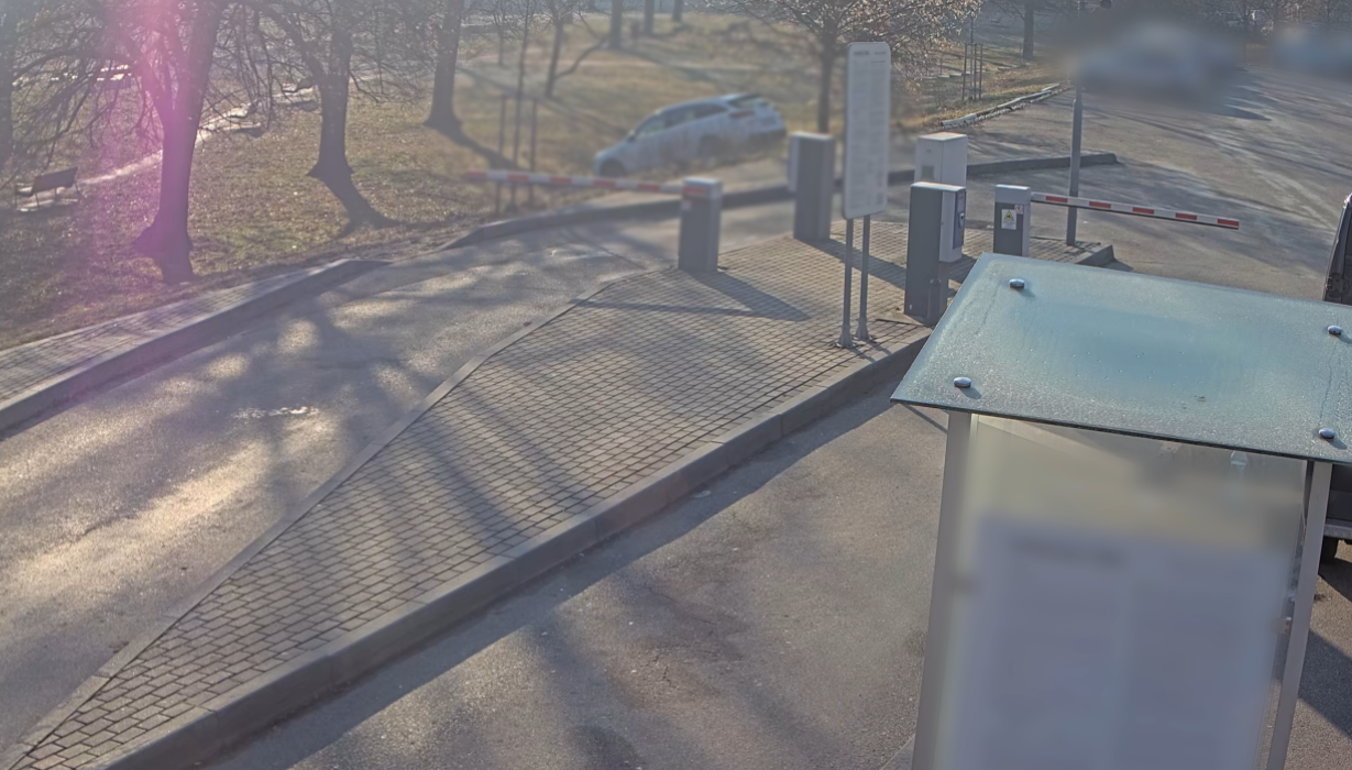 VIDEO: Řidič v Brně nezatáhl ruční brzdu. Jeho auto sjelo do parku a porazilo lavičku