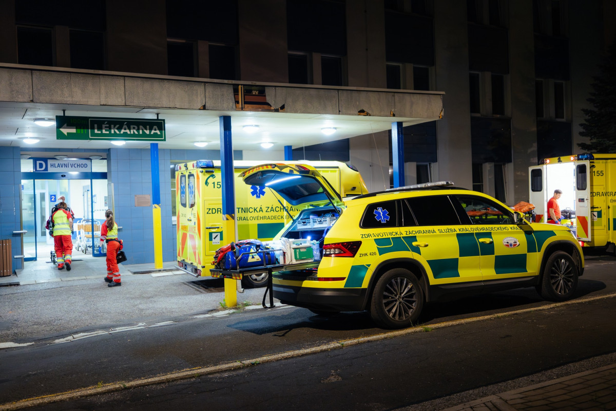 size4-17636538264458-207-ve-skole-v-hradci-kralove-se-pri-pokusu-popalili-tri-lide-dve-deti-jsou-v-nemocnici