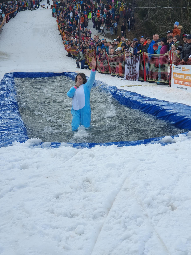 Legendární šumavská Jízda přes louži je drsná show jen pro odvážné lyžaře