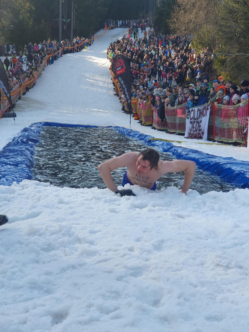 Legendární šumavská Jízda přes louži je drsná show jen pro odvážné lyžaře