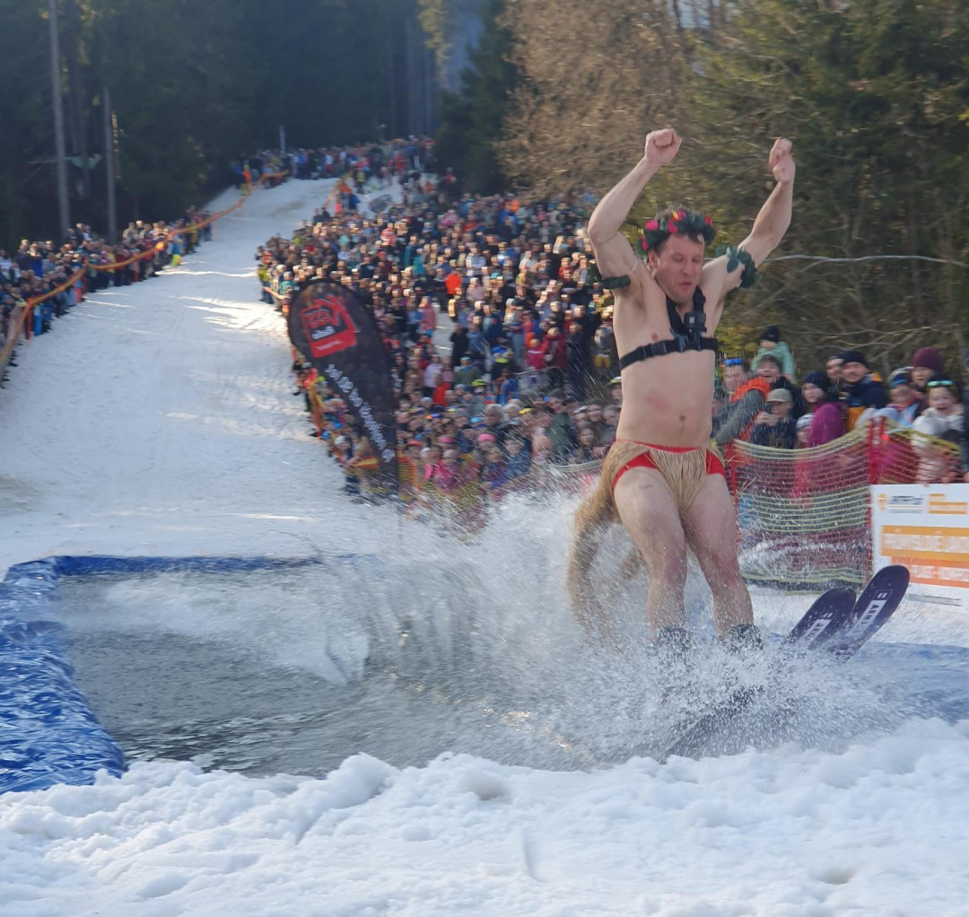 Legendární šumavská Jízda přes louži je drsná show jen pro odvážné lyžaře