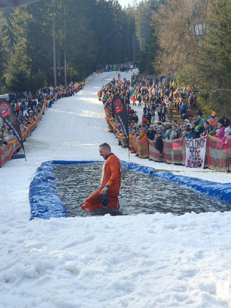 Legendární šumavská Jízda přes louži je drsná show jen pro odvážné lyžaře