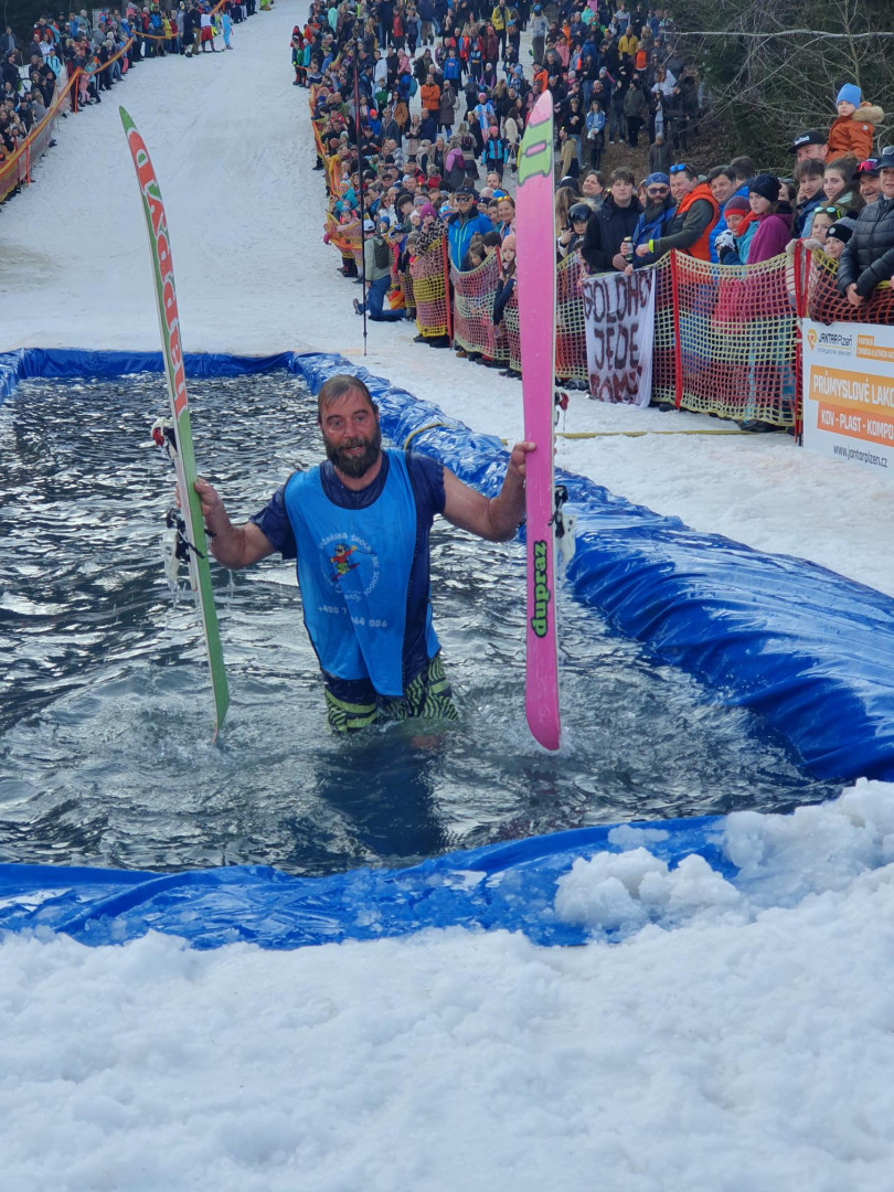 Legendární šumavská Jízda přes louži je drsná show jen pro odvážné lyžaře