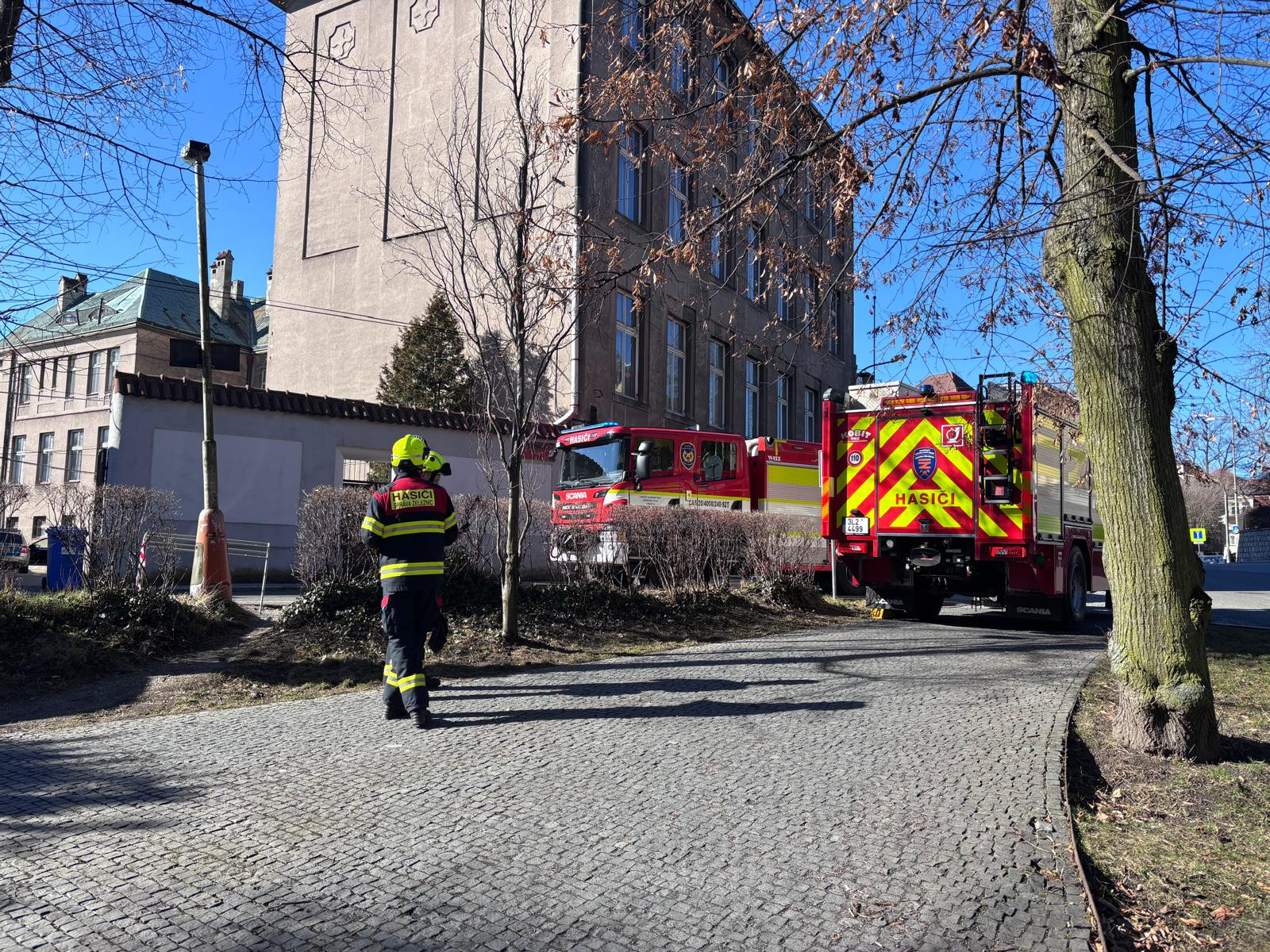 Policie evakuovala budovy liberecké průmyslovky. Anonym ohlásil bombu po e-mailu