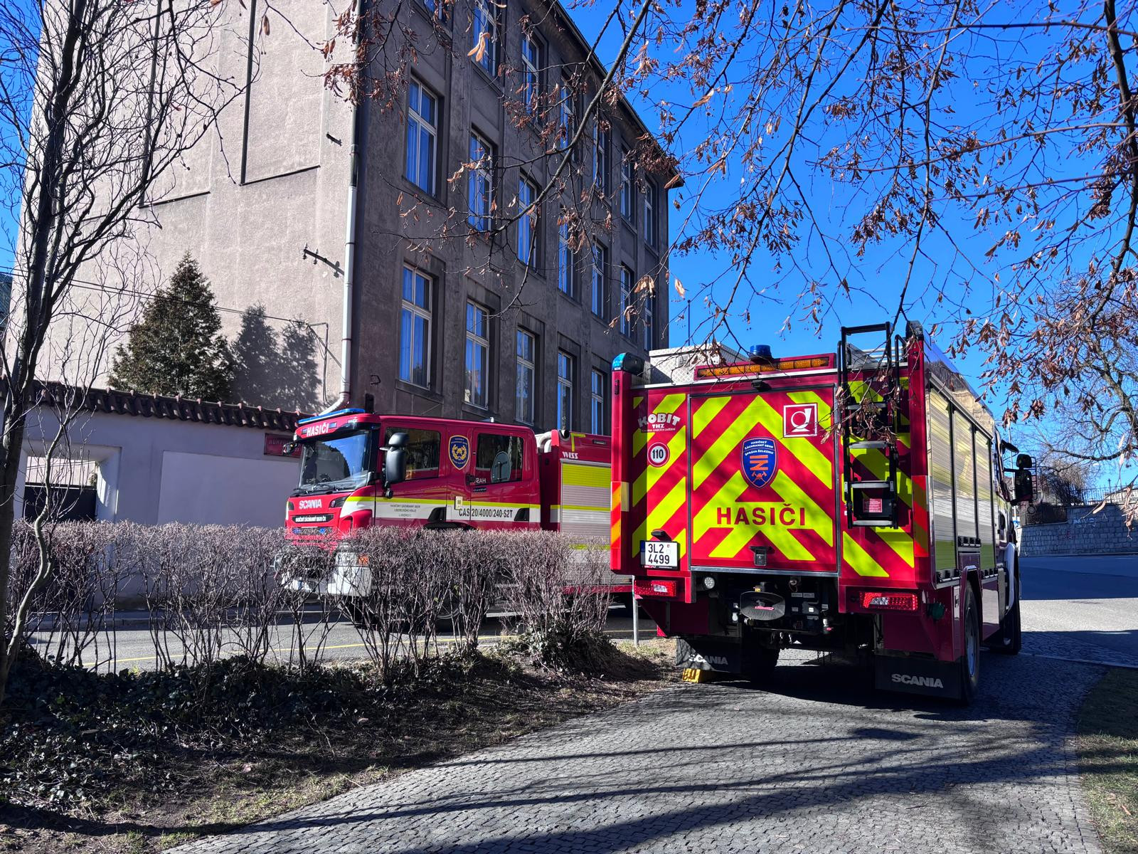 Policie evakuovala budovy liberecké průmyslovky. Anonym ohlásil bombu po e-mailu