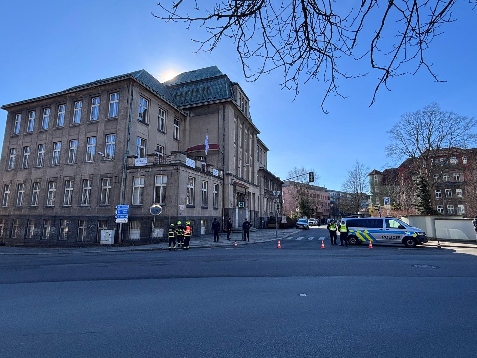 Policie evakuovala budovy liberecké průmyslovky. Anonym ohlásil bombu po e-mailu