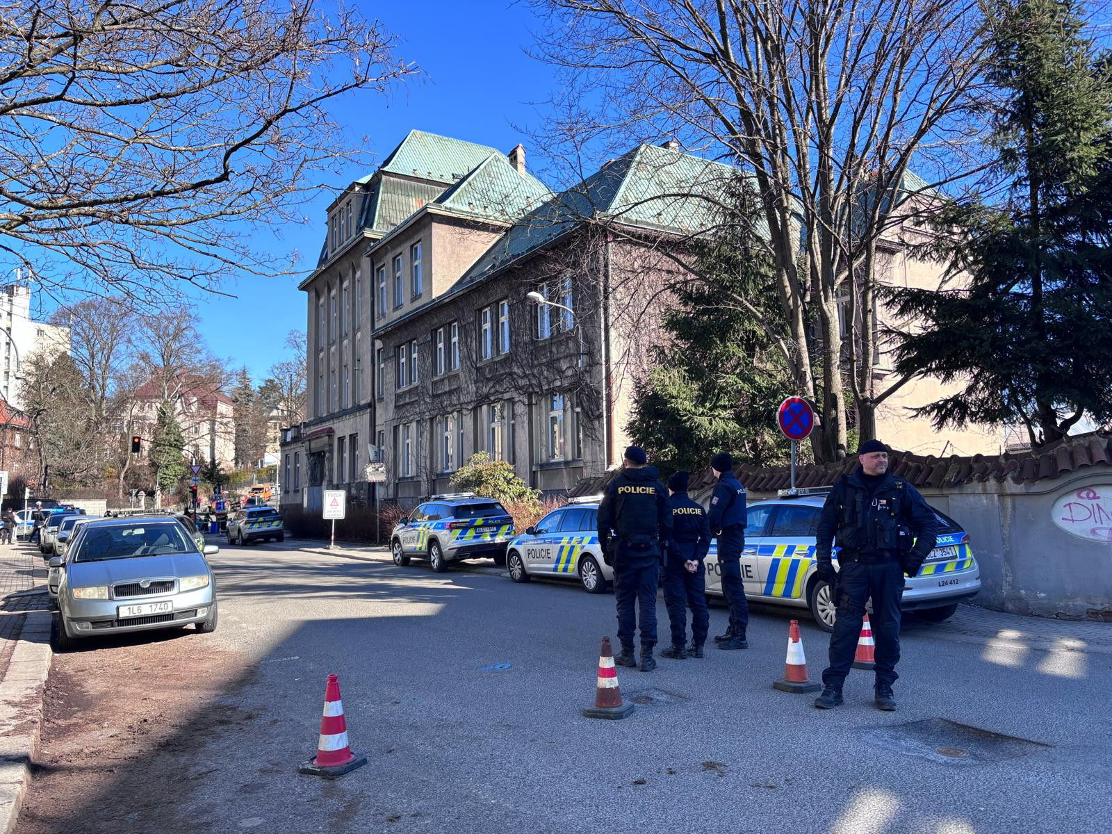 Policie evakuovala budovy liberecké průmyslovky. Anonym ohlásil bombu po e-mailu