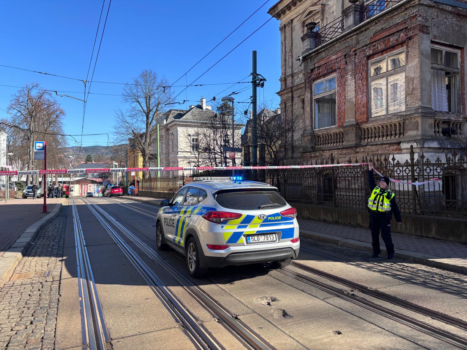 Policie evakuovala budovy liberecké průmyslovky. Anonym ohlásil bombu po e-mailu