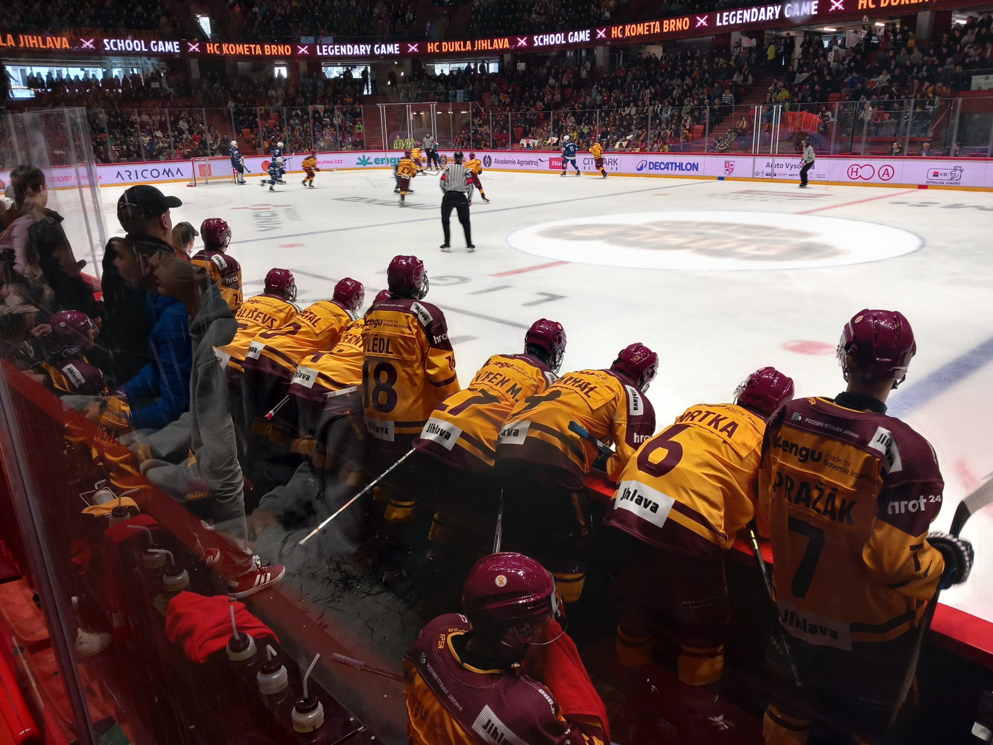 VIDEO: V Horácké aréně se děti snaží o rekord. Junioři Dukly vyzvali Kometu