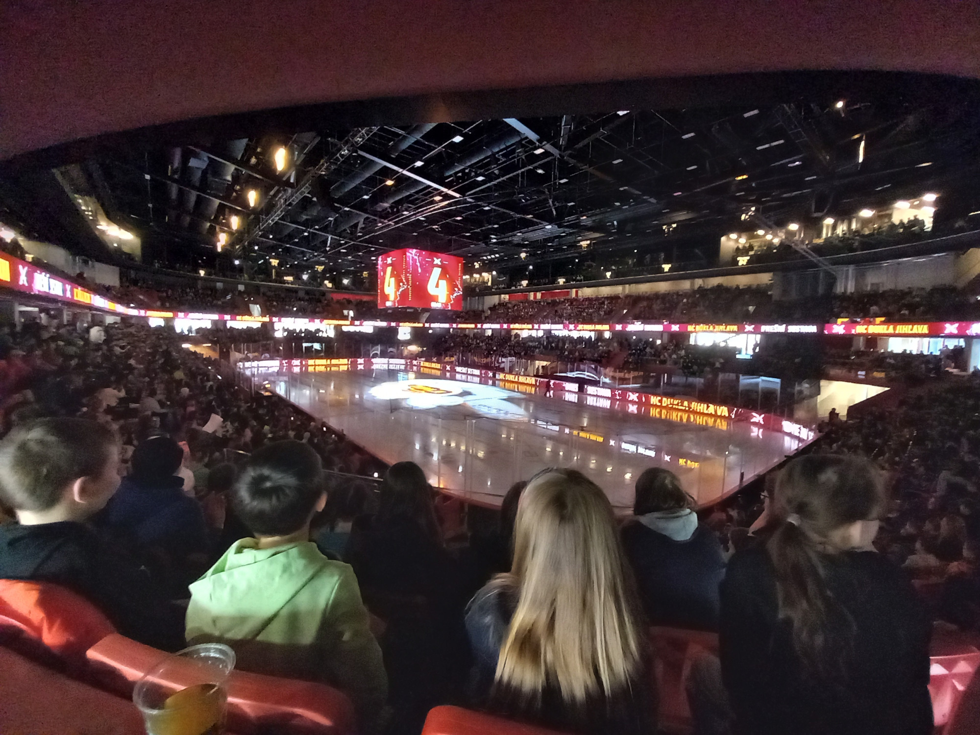 VIDEO: V Horácké aréně se děti snaží o rekord. Junioři Dukly vyzvali Kometu