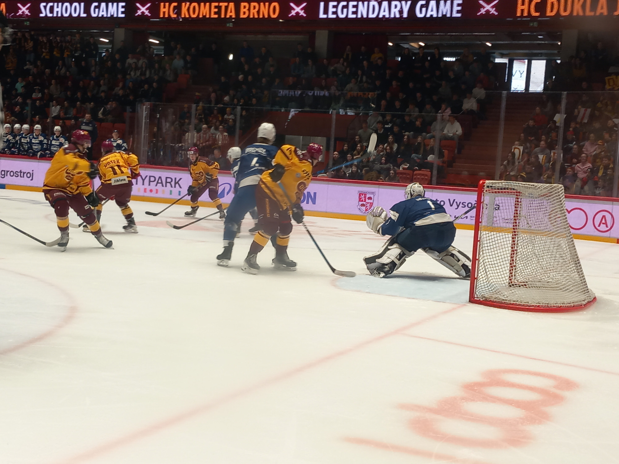 VIDEO: V Horácké aréně se děti snaží o rekord. Junioři Dukly vyzvali Kometu