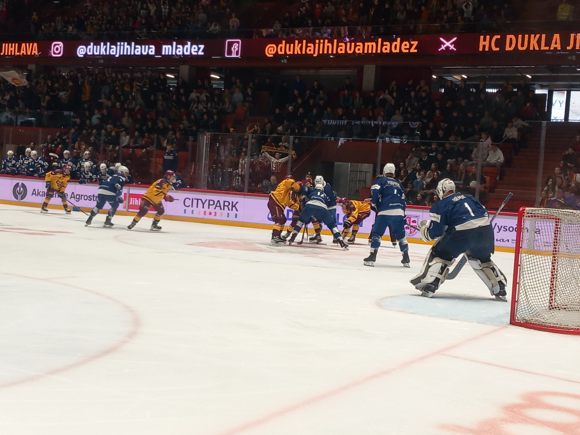 VIDEO: V Horácké aréně se děti snaží o rekord. Junioři Dukly vyzvali Kometu