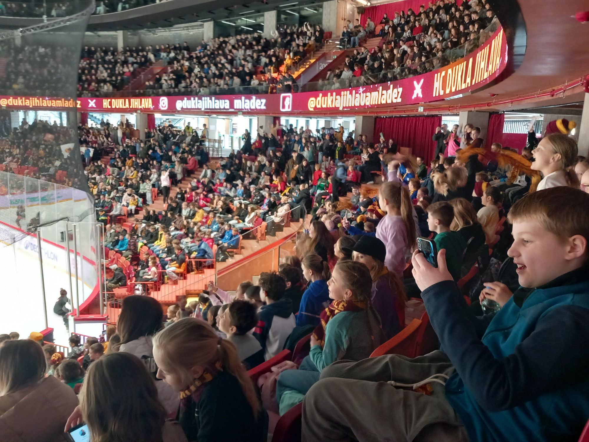 VIDEO: V Horácké aréně se děti snaží o rekord. Junioři Dukly vyzvali Kometu