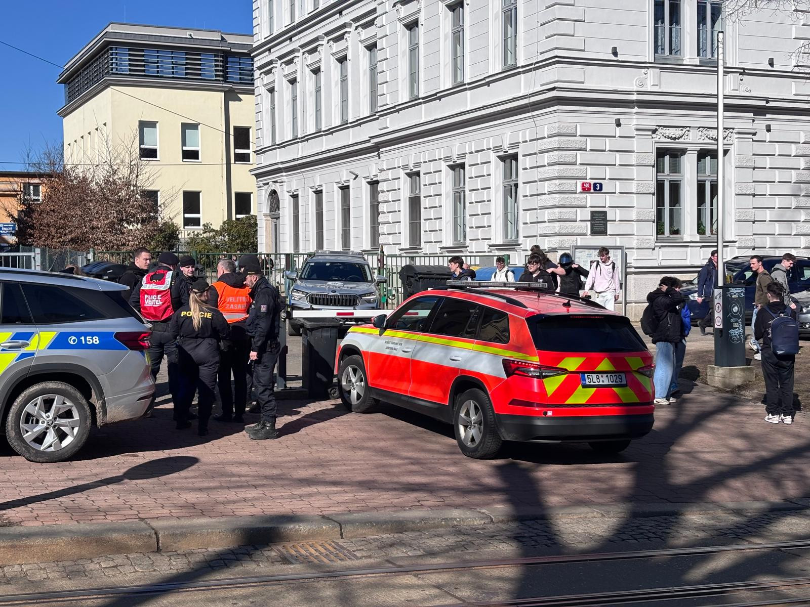 Krátce po půl dvanácté byla evakuace budovy na Masarykově třídě ukončena.