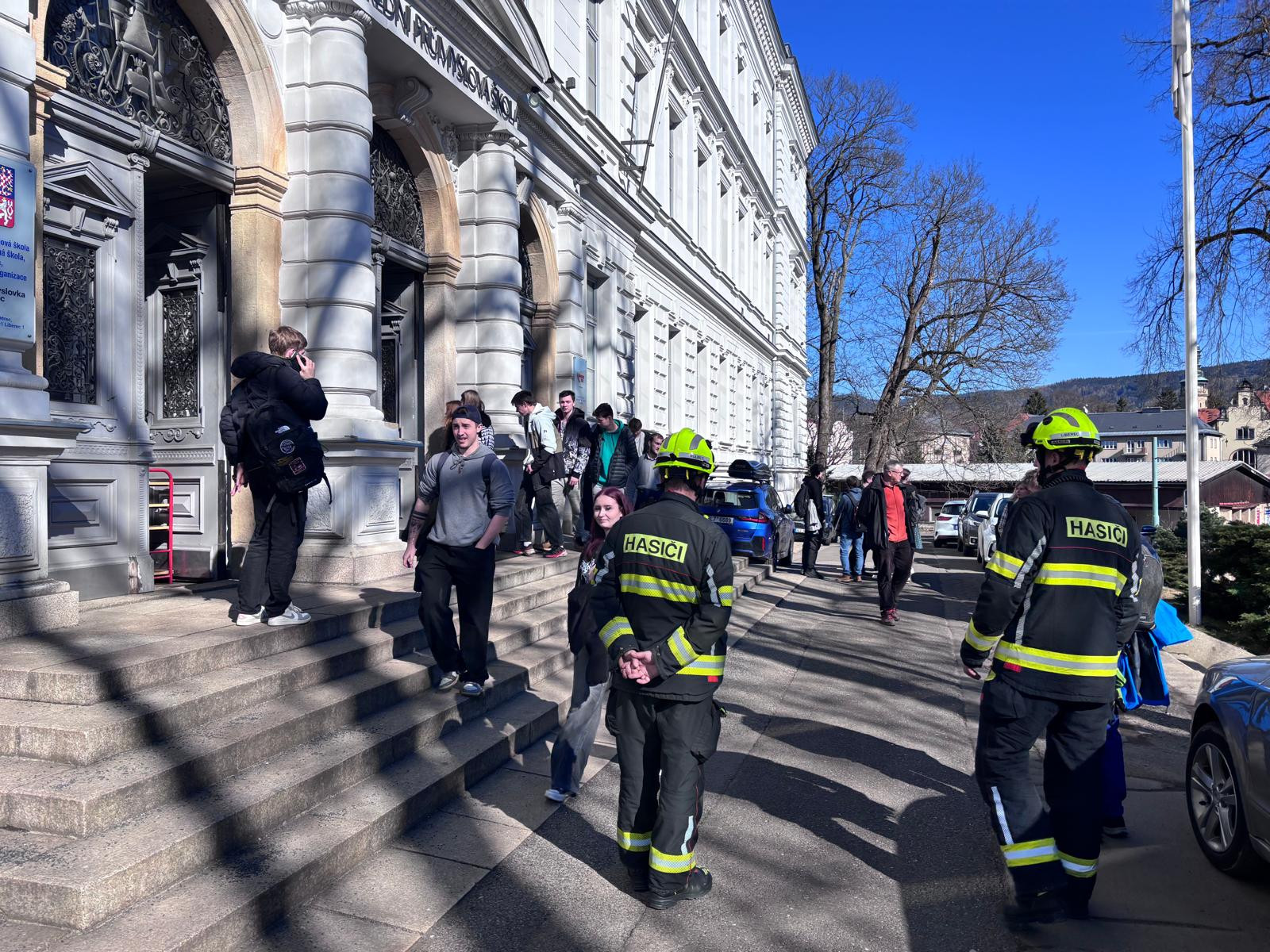 Krátce po půl dvanácté byla evakuace budovy na Masarykově třídě ukončena.