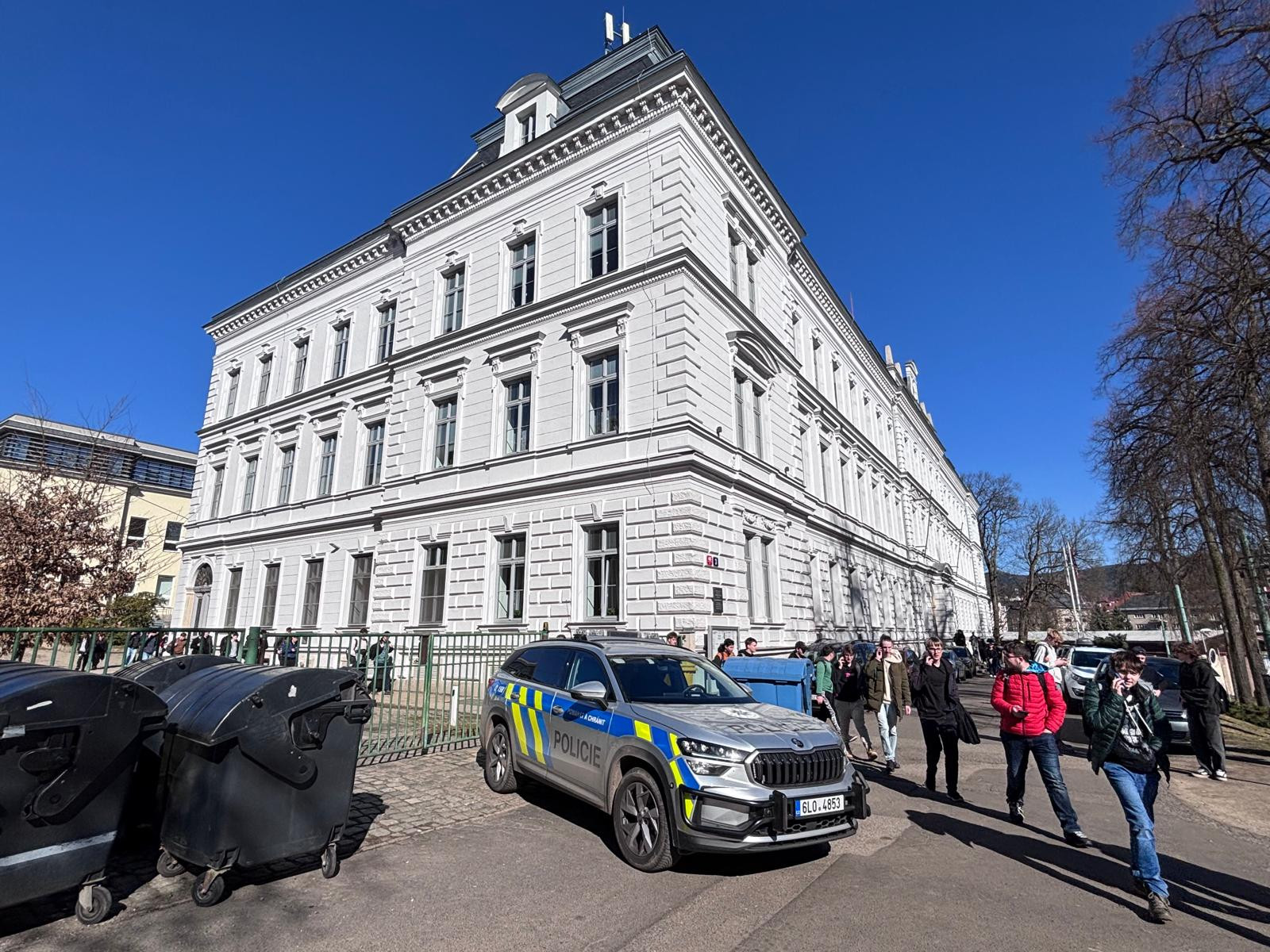 Krátce po půl dvanácté byla evakuace budovy na Masarykově třídě ukončena.