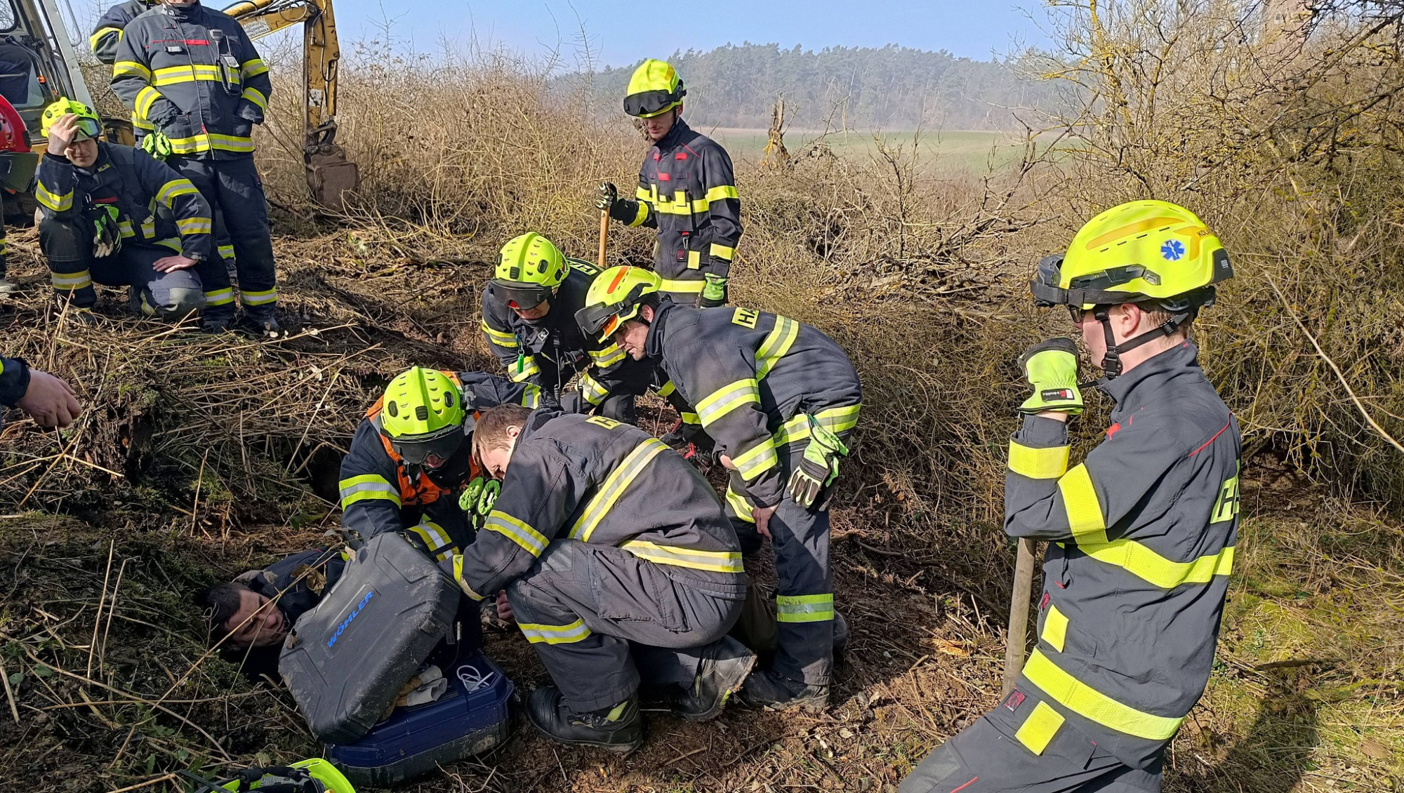 Hasiči bojují o život loveckého psa, který zmizel v jezevčí noře. Pomáhá jim i bagr