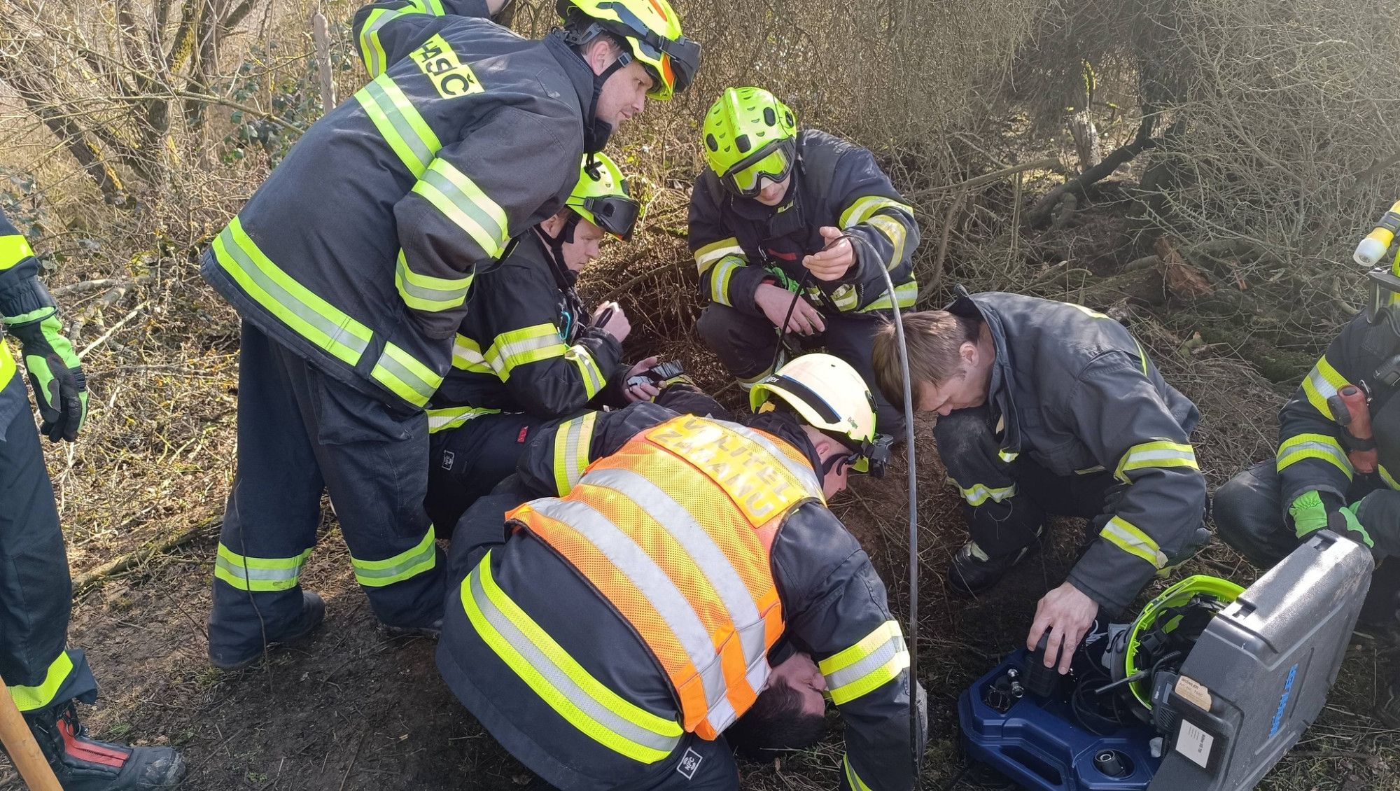 Hasiči bojují o život loveckého psa, který zmizel v jezevčí noře. Pomáhá jim i bagr