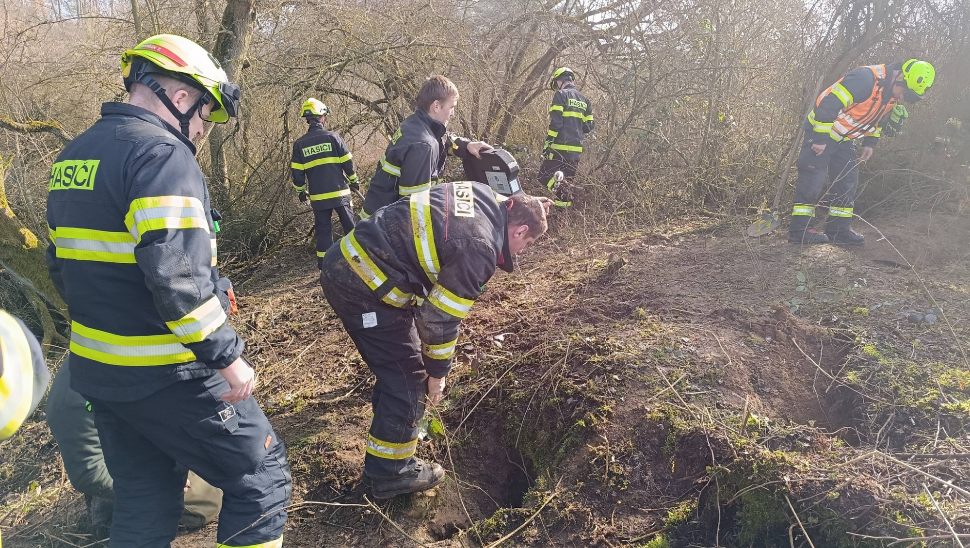 Hasiči bojují o život loveckého psa, který zmizel v jezevčí noře. Pomáhá jim i bagr