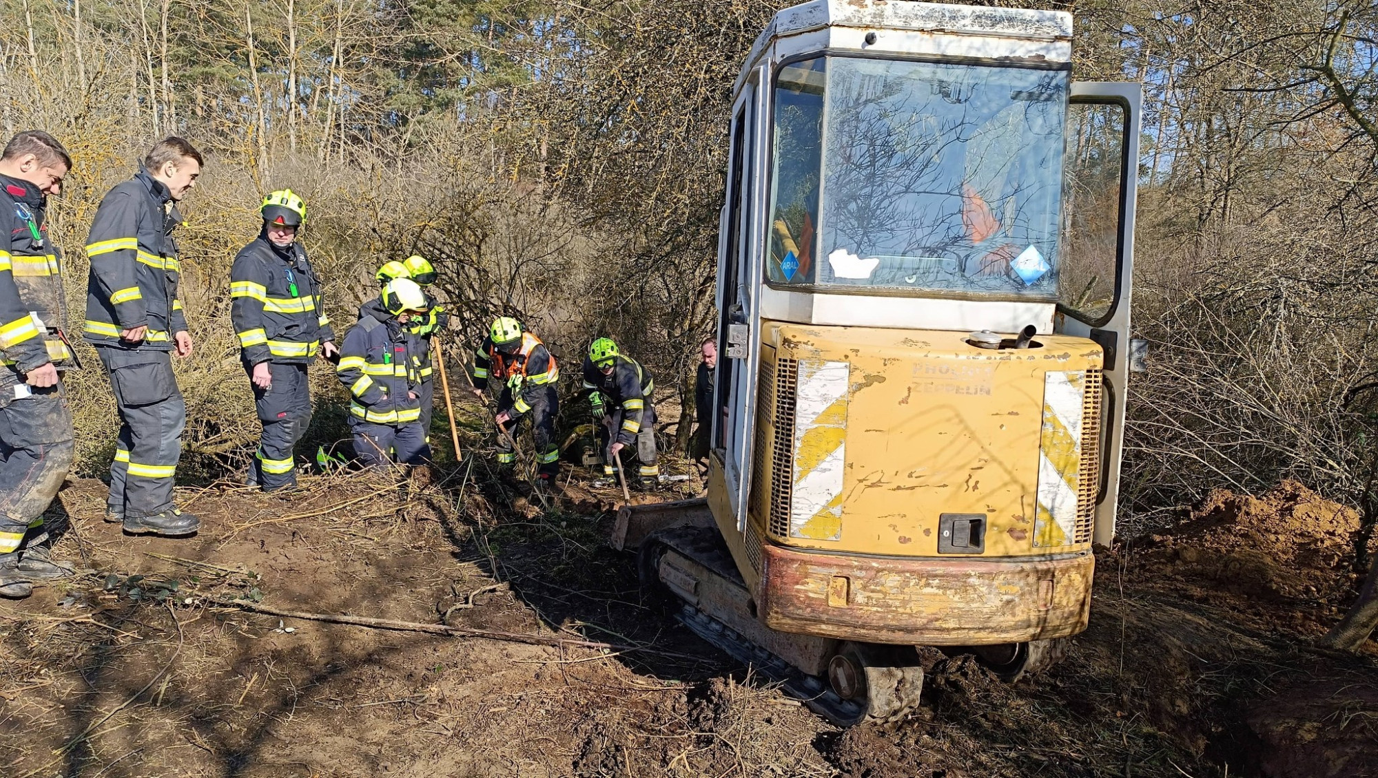 Hasiči bojují o život loveckého psa, který zmizel v jezevčí noře. Pomáhá jim i bagr