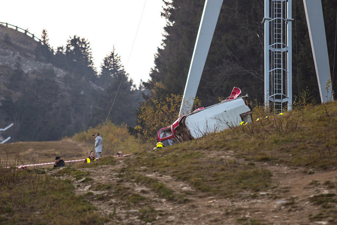 Policie navrhla obžalovat tři lidi a firmu kvůli pádu lanovky na Ještěd