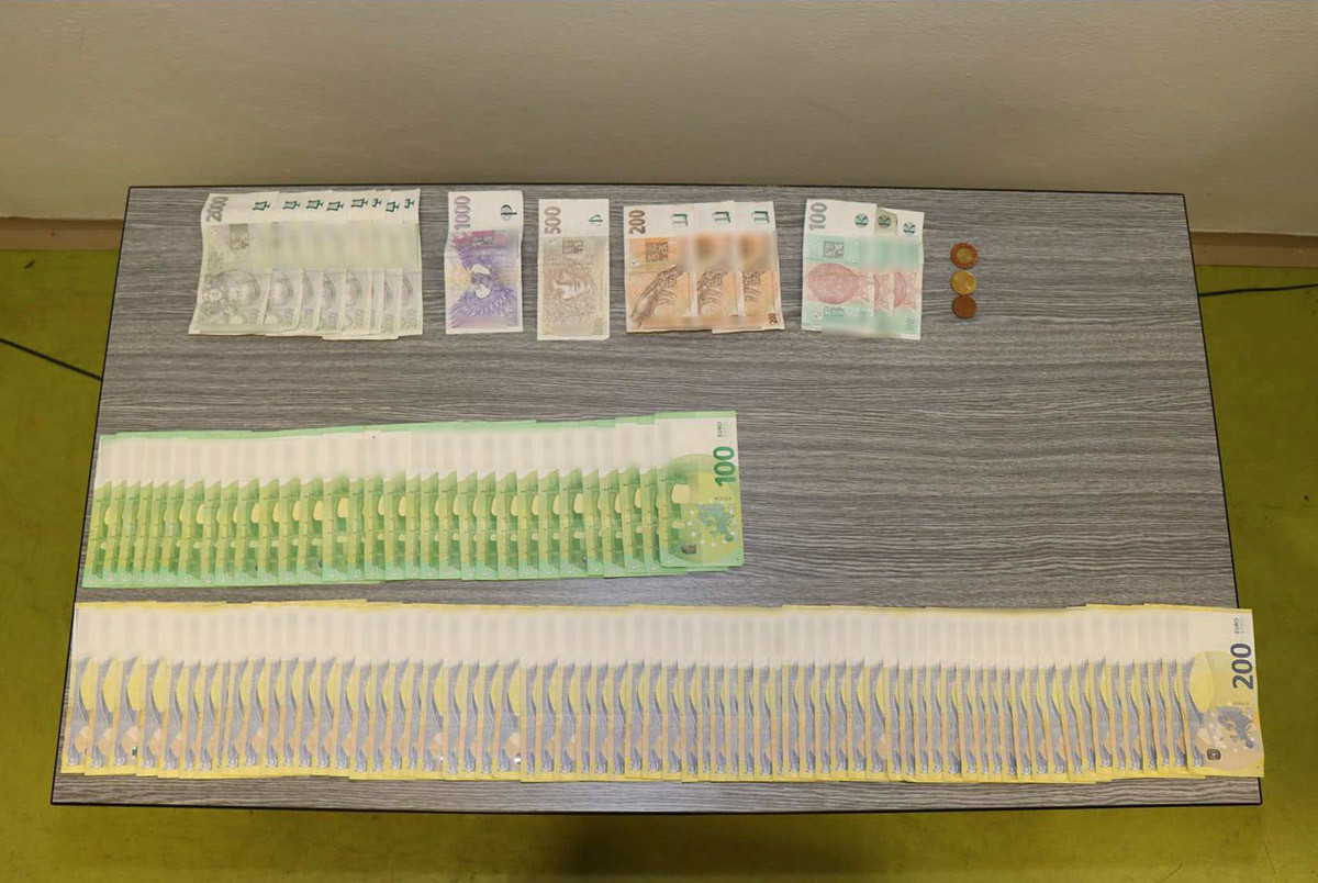 Peníze, které našli kriminalisté u zadrženého muže