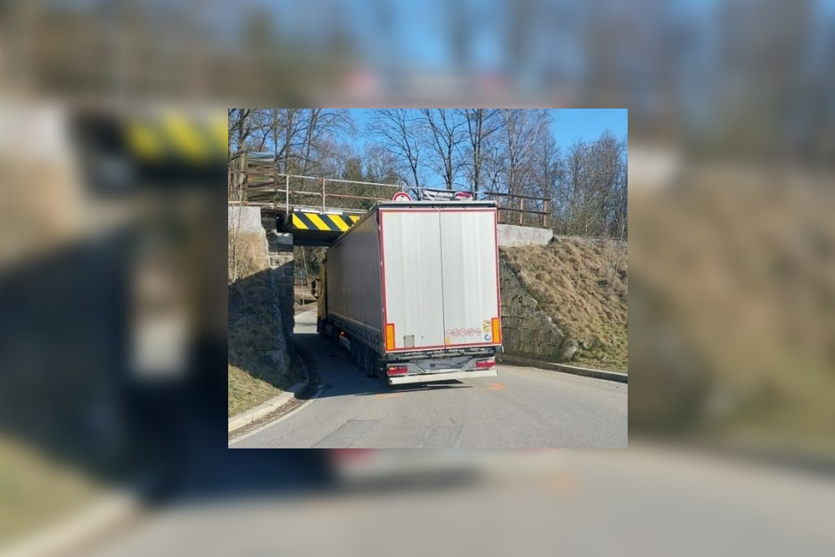 Nevešel se. V Telči pod viaduktem uvízl řidič v náklaďáku, škoda je 40 tisíc