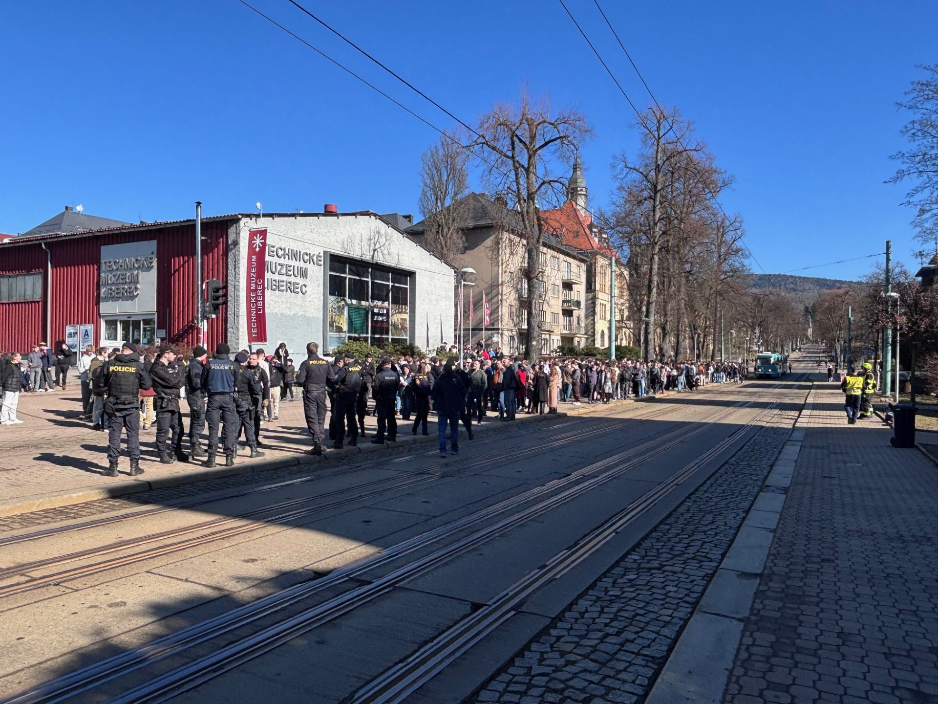 Policie evakuovala budovy liberecké průmyslovky. Anonym ohlásil bombu po e-mailu