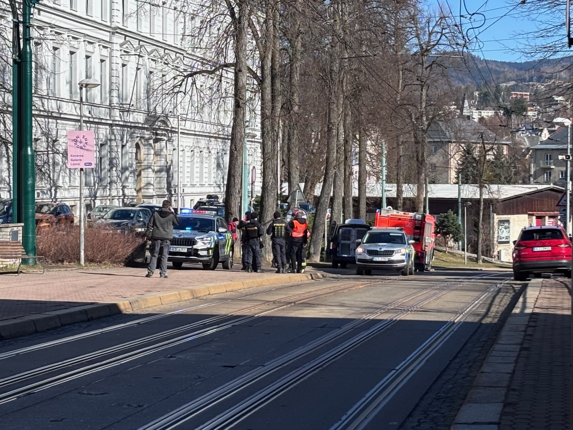 Policie evakuovala budovy liberecké průmyslovky. Anonym ohlásil bombu po e-mailu