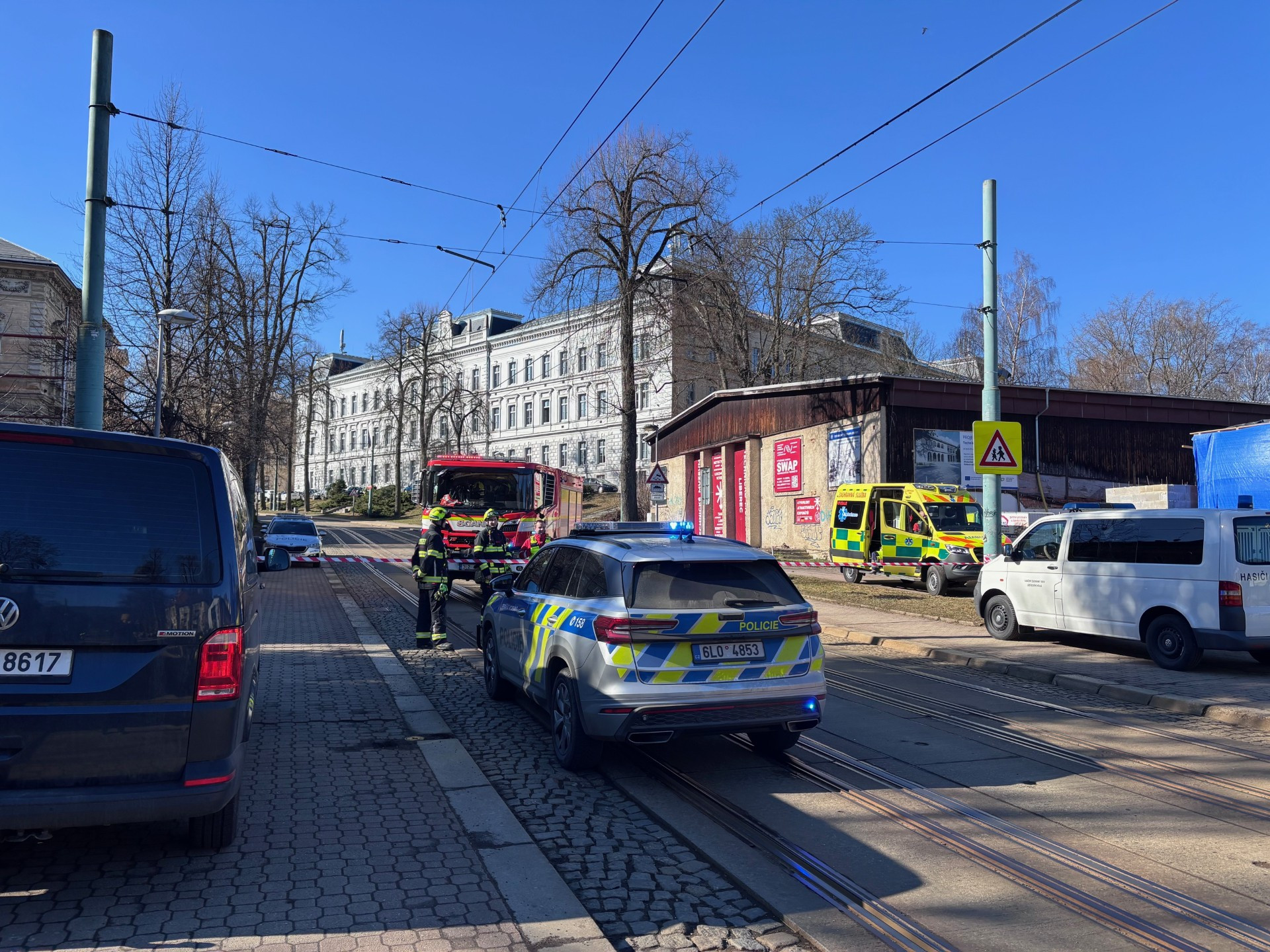 Policie evakuovala budovy liberecké průmyslovky. Anonym ohlásil bombu po e-mailu