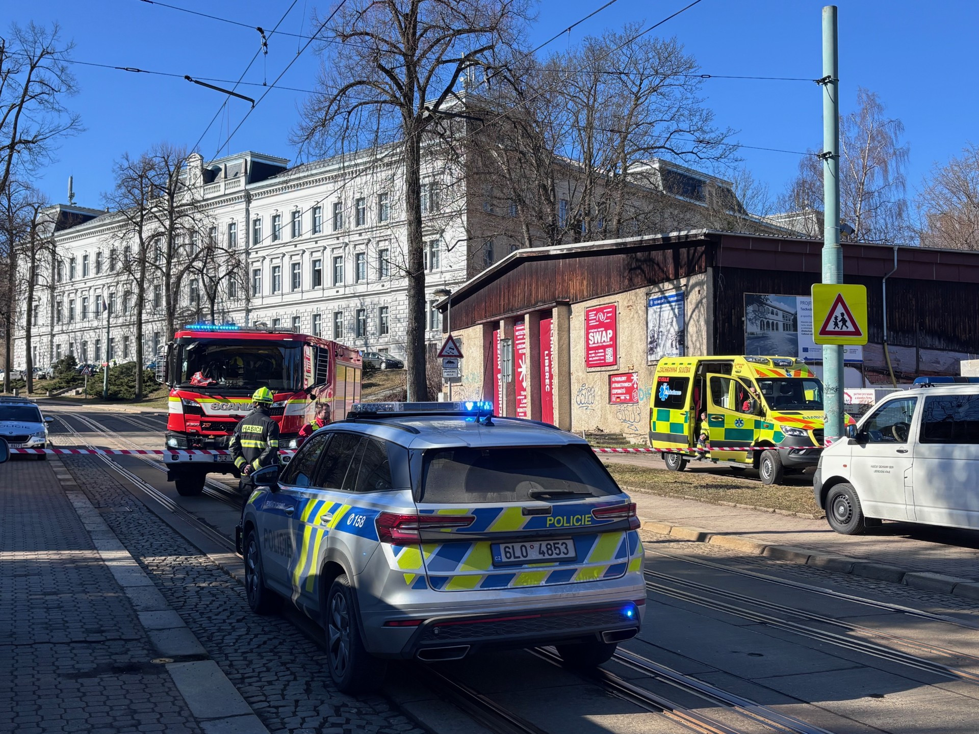 Policie evakuovala budovy liberecké průmyslovky. Anonym ohlásil bombu po e-mailu