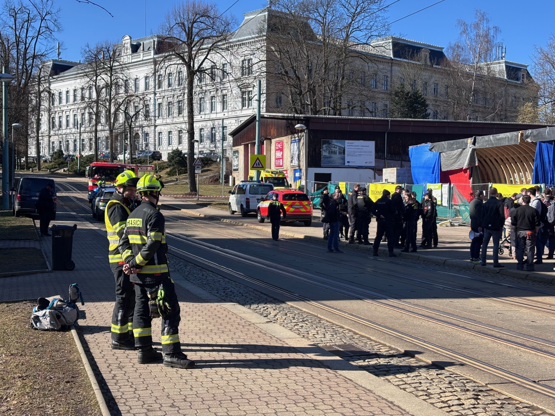 Policie evakuovala budovy liberecké průmyslovky. Anonym ohlásil bombu po e-mailu