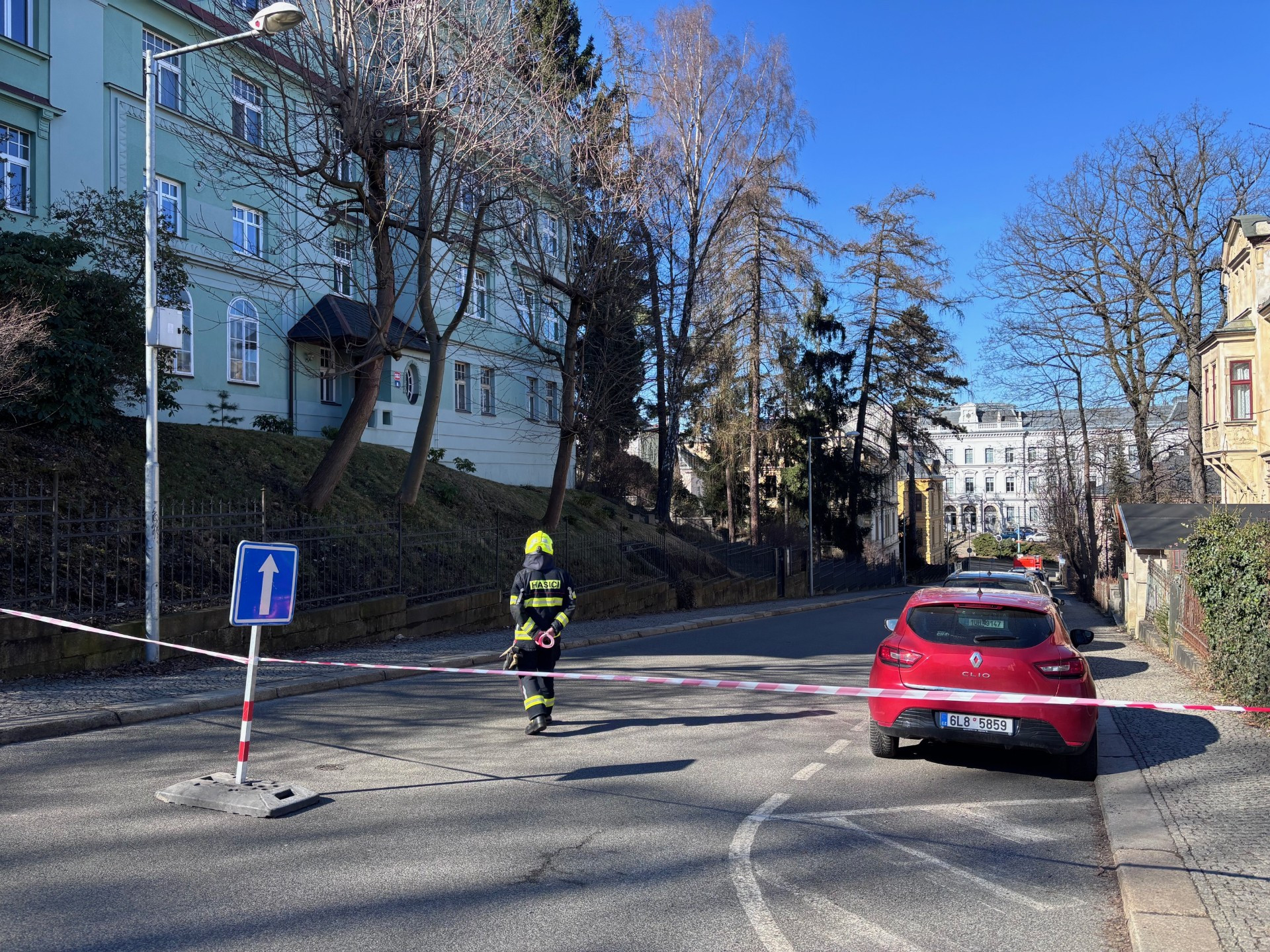 Policie evakuovala budovy liberecké průmyslovky. Anonym ohlásil bombu po e-mailu