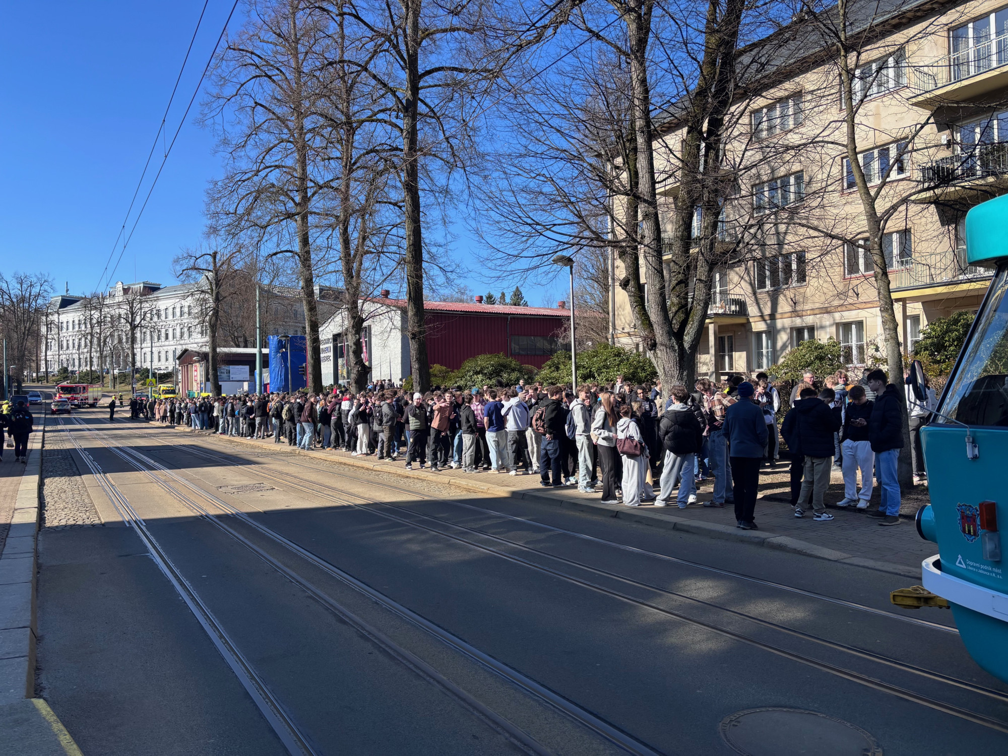 Policie evakuovala budovy liberecké průmyslovky. Anonym ohlásil bombu po e-mailu