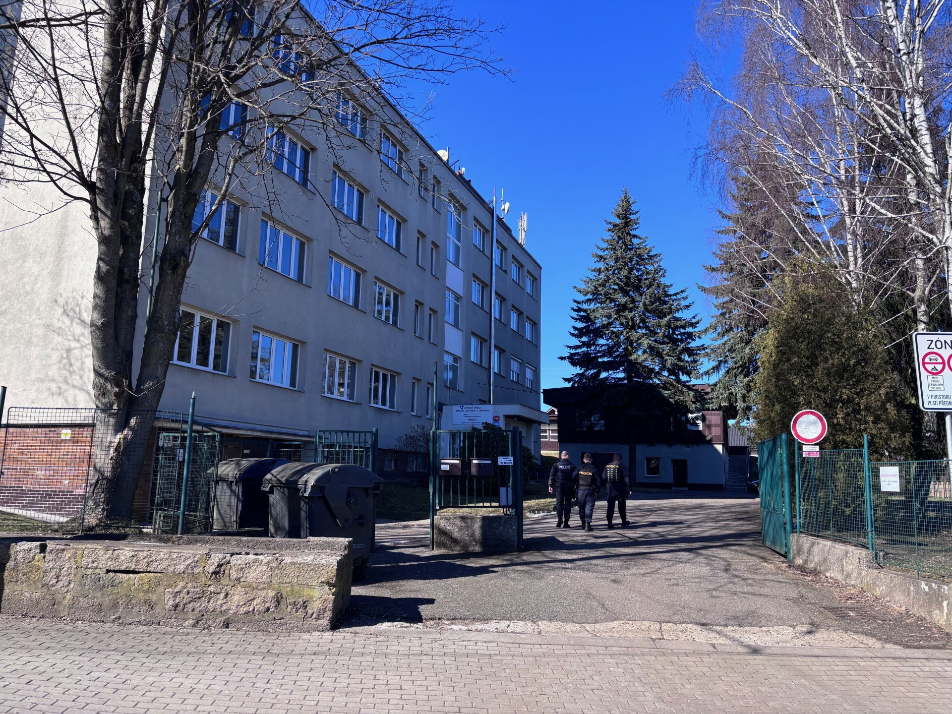 Policie zasahovala také v areálu Střední školy strojní, stavební a dopravní v Ještědské ulici