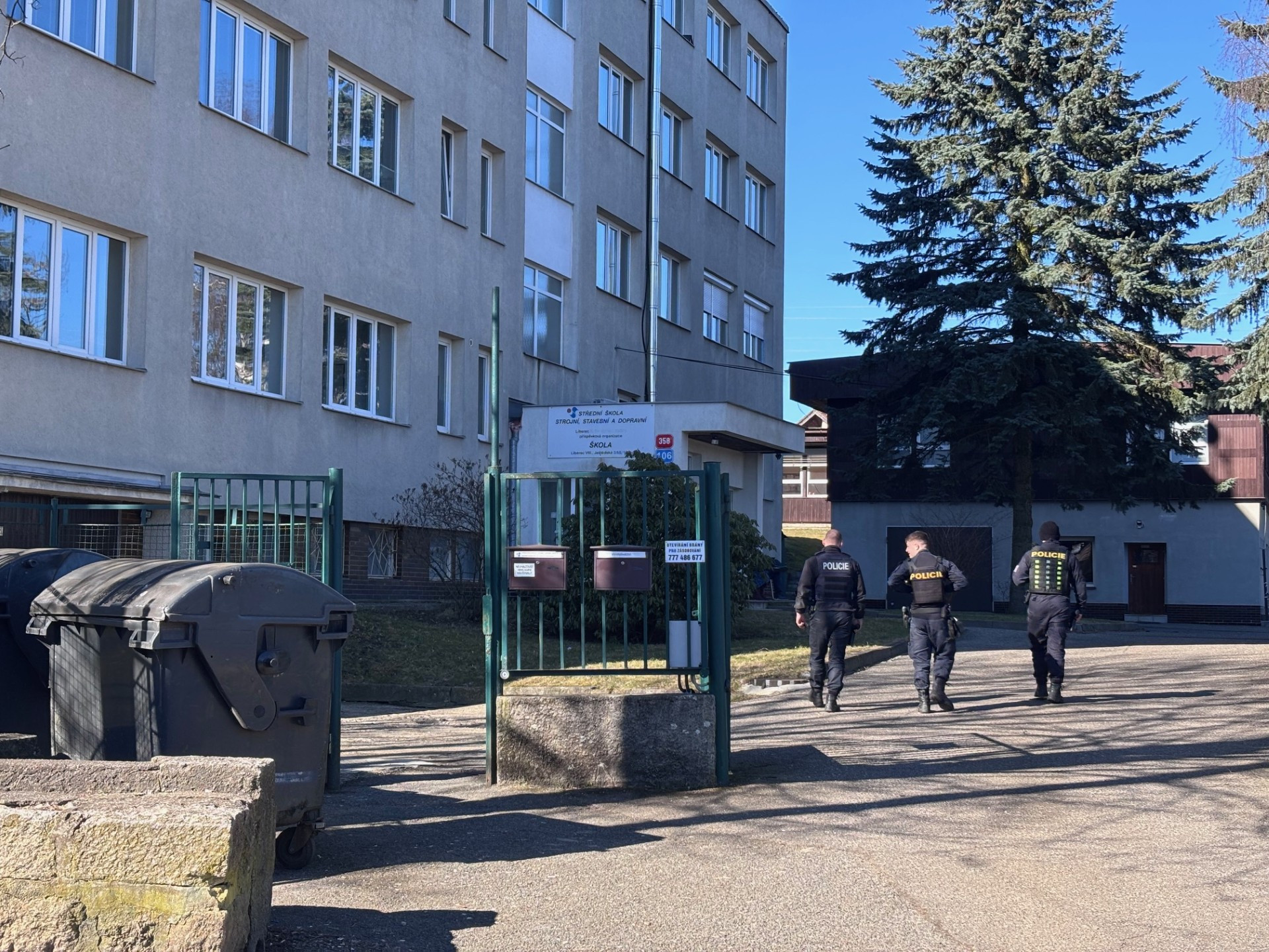Policie zasahovala také v areálu Střední školy strojní, stavební a dopravní v Ještědské ulici