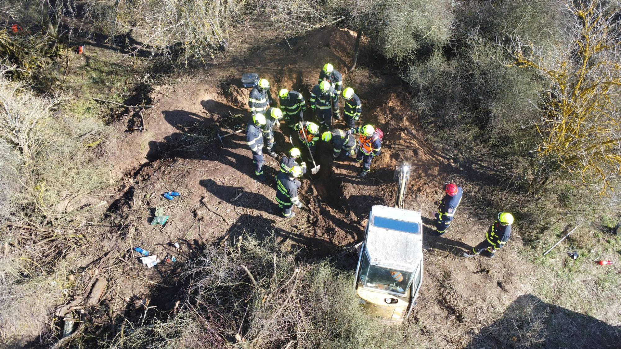 Hasiči bojují o život loveckého psa, který zmizel v jezevčí noře. Pomáhá jim i bagr