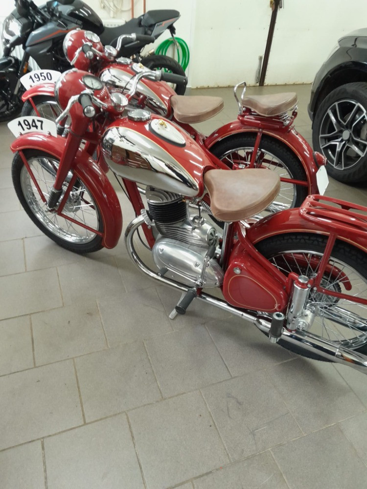 Policie dopadla zloděje vzácných Jaw, po motorkách za milion však stále pátrá