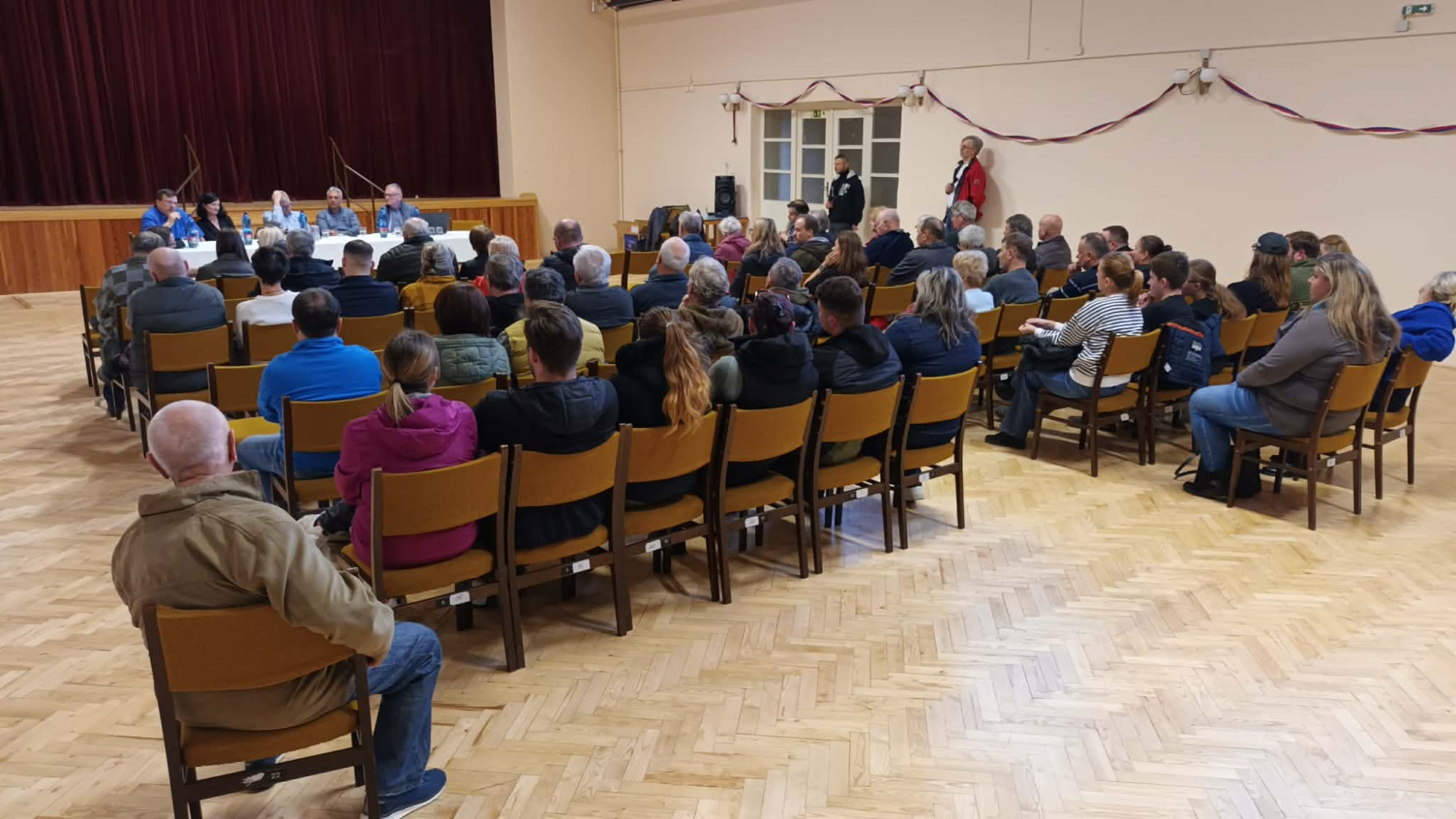 To jsou výstřely z děla, stěžují si obyvatelé Dluhonic na hluk z dálnice D1. ŘSD slíbilo nápravu