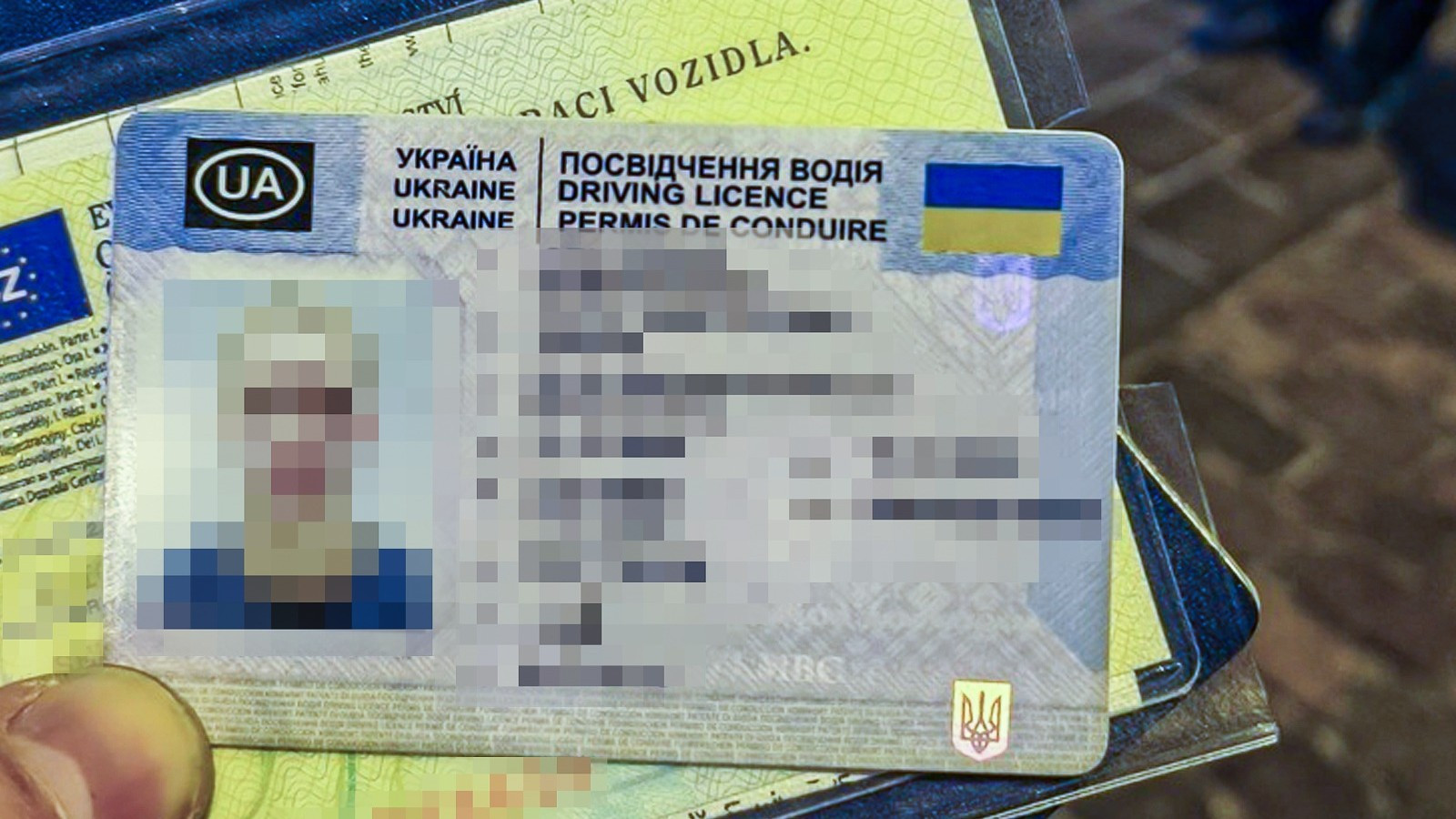 Ukrajinec zaparkoval na místě pro invalidy, policistům předložil podezřelý řidičák