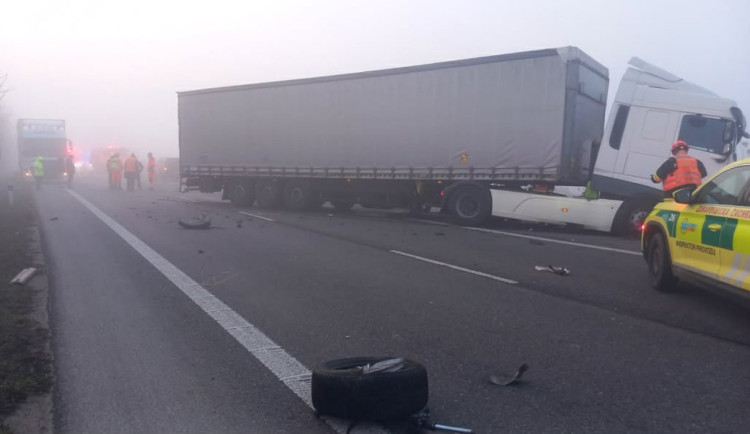 U Mikulova bouralo auto a náklaďák, tah na Brno byl neprůjezdný