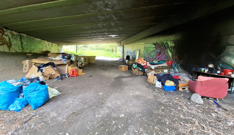 FOTO: Oprava mostu v Třebíči stála přes 100 tisíc. Takto ho poškodili čtyři bezdomovci