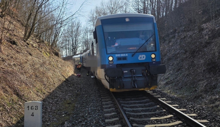 Na trati mezi Libercem a Mníškem srazil vlak u Krásné Studánky člověka. Vlaky nejezdí