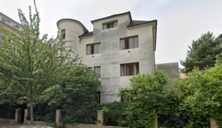 ÚNOR 2026: Referendum o bazénu v Prostějově, daň na vilu hrůzy v Olomouci, vražda taxikářky