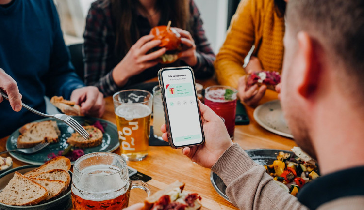 Hospody bez hotovosti? Restaurace lákají hosty na platbu kartou nebo mobilem