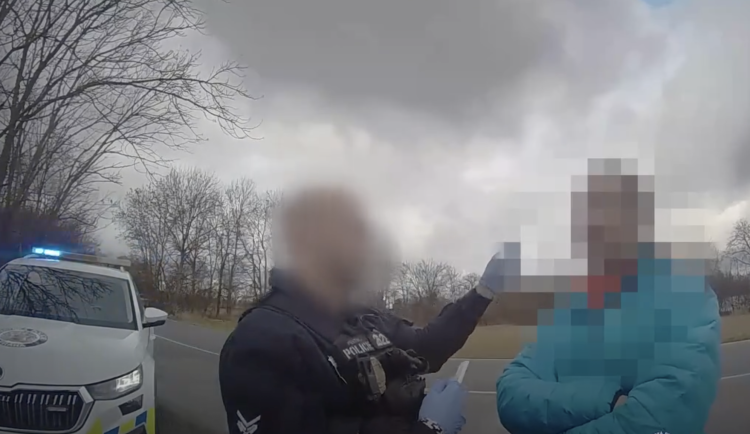 VIDEO: Zdrogovaní za volantem. Strážníci přistihli několik sjetých řidičů za pár dní