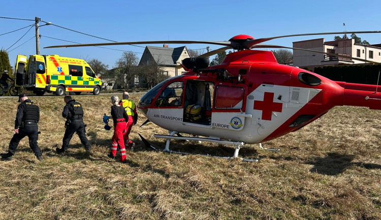 Muž si poranil hlavu při pádu ze střechy, lékaři ho museli uvést do umělého spánku