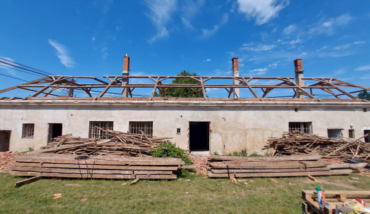 FOTO: Z chátrající fary je nový domov. V Myslibořicích na Třebíčsku pomůže 17 lidem