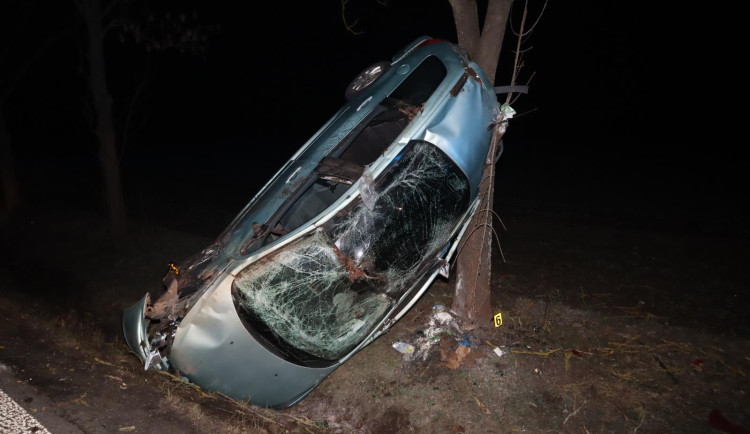Na rovném úseku vyjel ze silnice, auto opřel o strom. Řidič vyvázl s lehčím zraněním