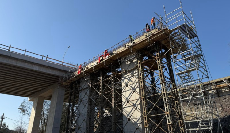 Rudná ulice v Ostravě se na čtyři dny uzavře kvůli zrání betonu při opravě mostu